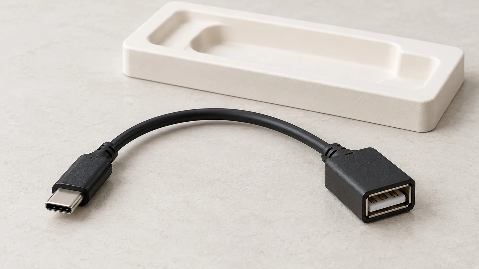สายเคเบิลอะแดปเตอร์ USB ทั่วไปที่มีปลายขั้วต่อทั้งสองข้างมองเห็นได้บนพื้นผิวการตรวจสอบที่เป็นกลาง